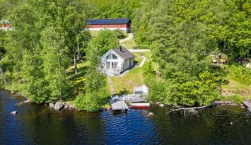 Unique lakeside cabin. Nature & hot tub.