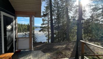 Stuga med högt läge vid Kvissleströmmen
