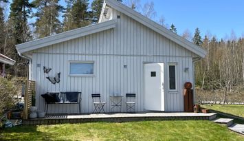 Friliggande stuga 2+1 bäddar i fantastisk miljö!
