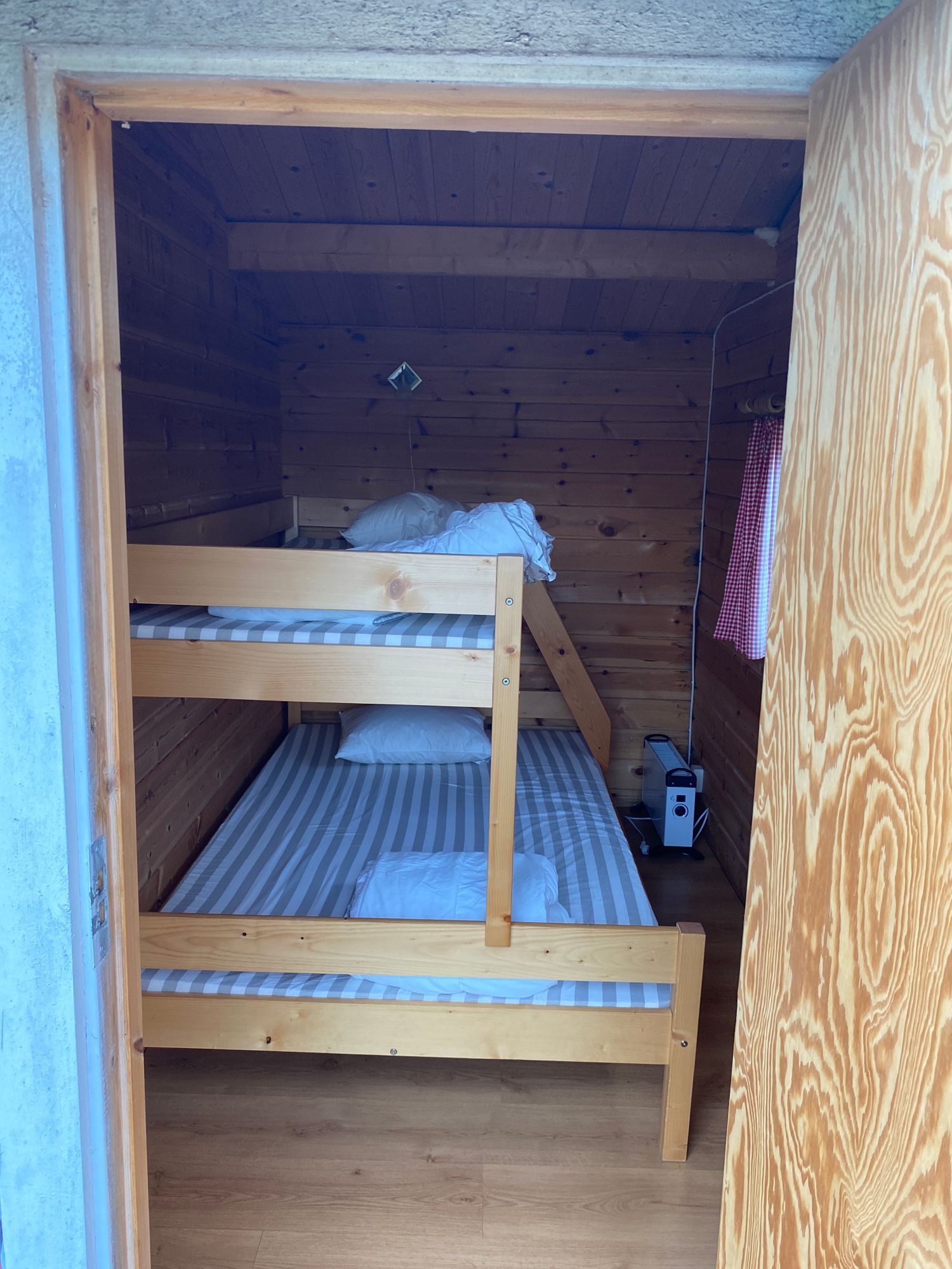 Sjönära stuga med spabad och brygga – bild 13 av 13