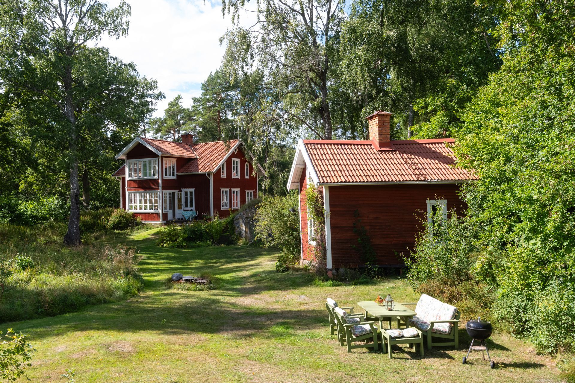 Charmigt torp på vackra Blidö – bild 2 av 10