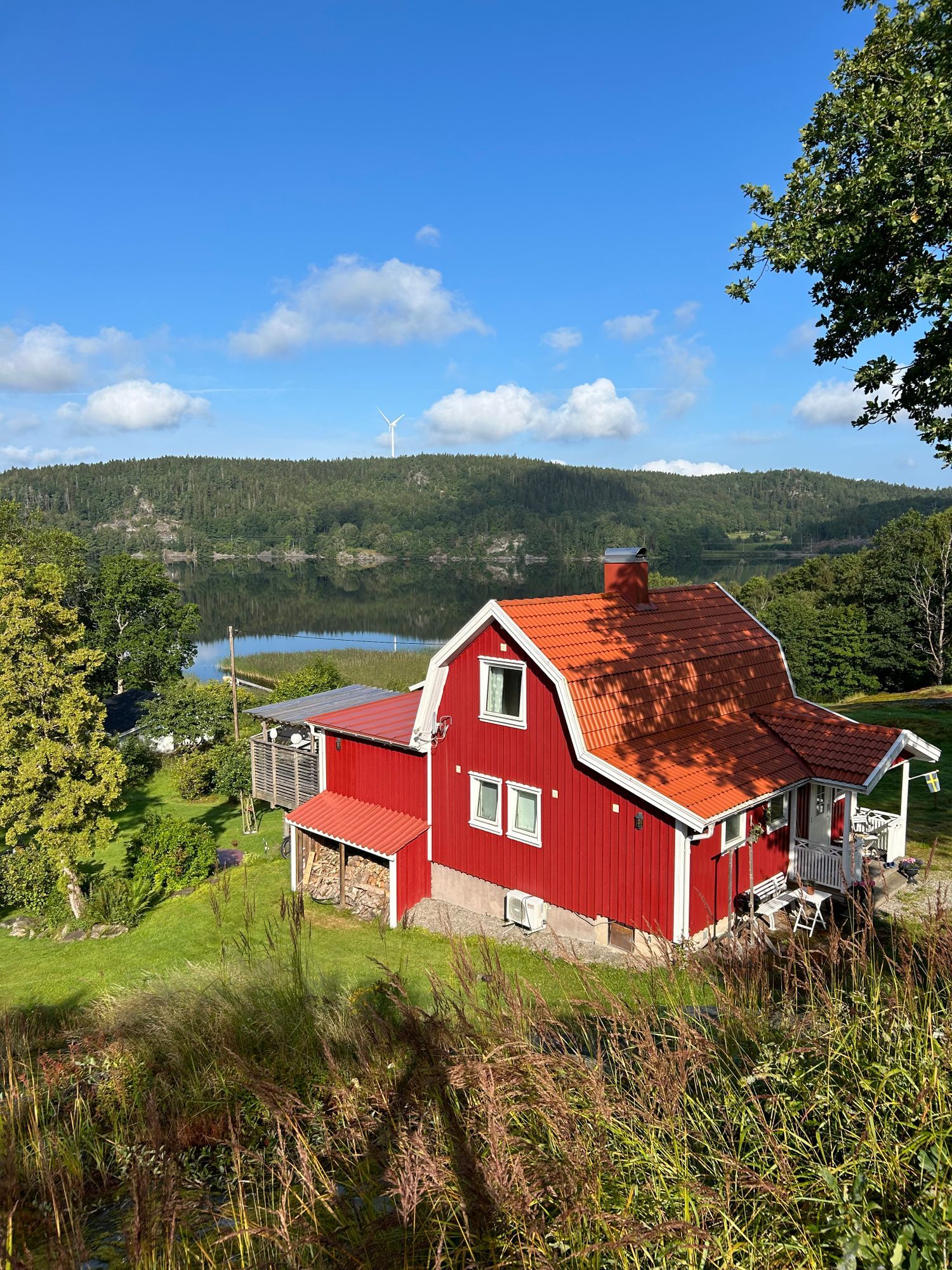 Fint hus vid vacker sjö på västkusten