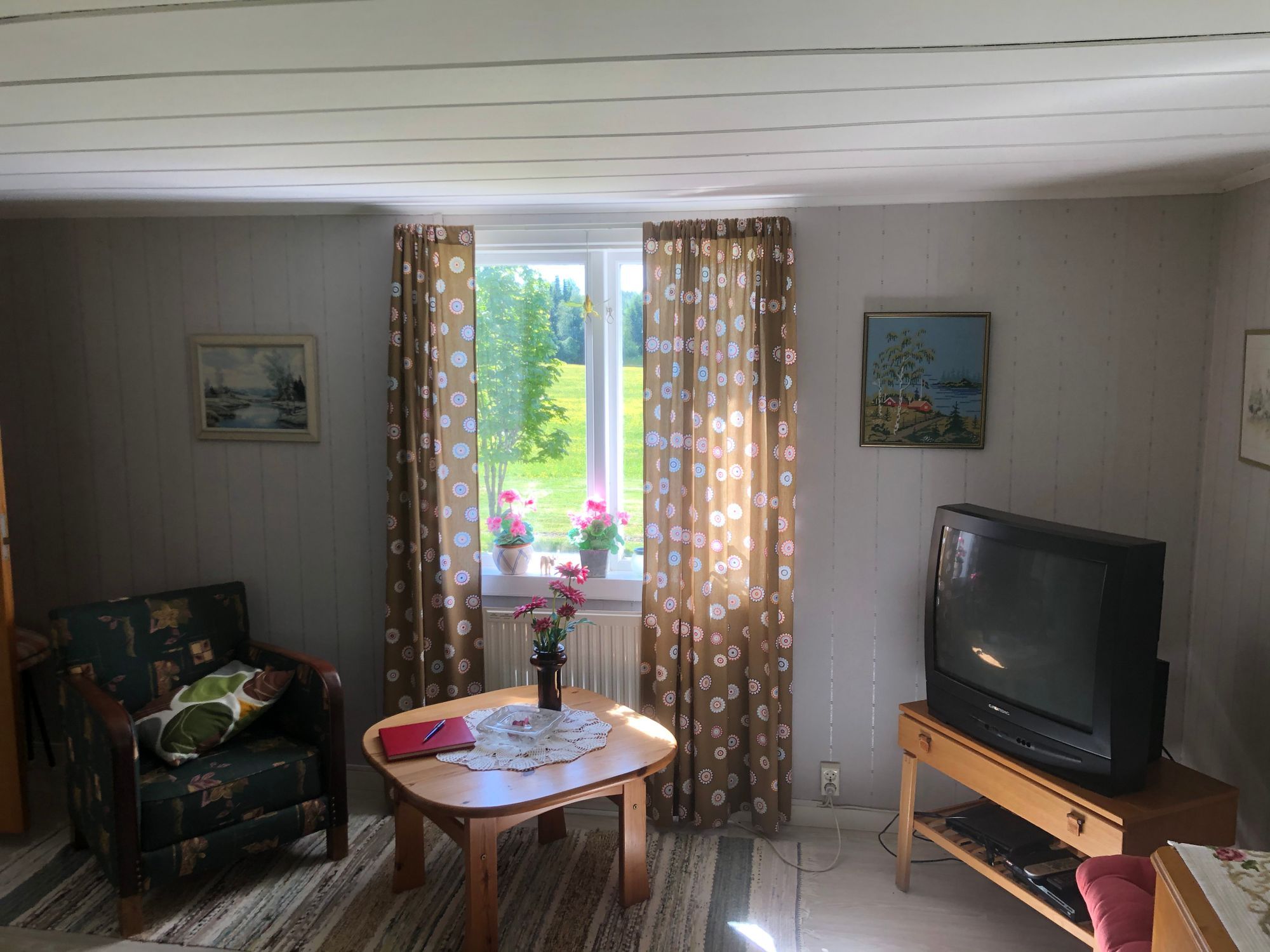 Mysig stuga i skogskanten – bild 7 av 7