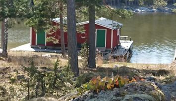 Havsutsikt och båthus nära Öregrund