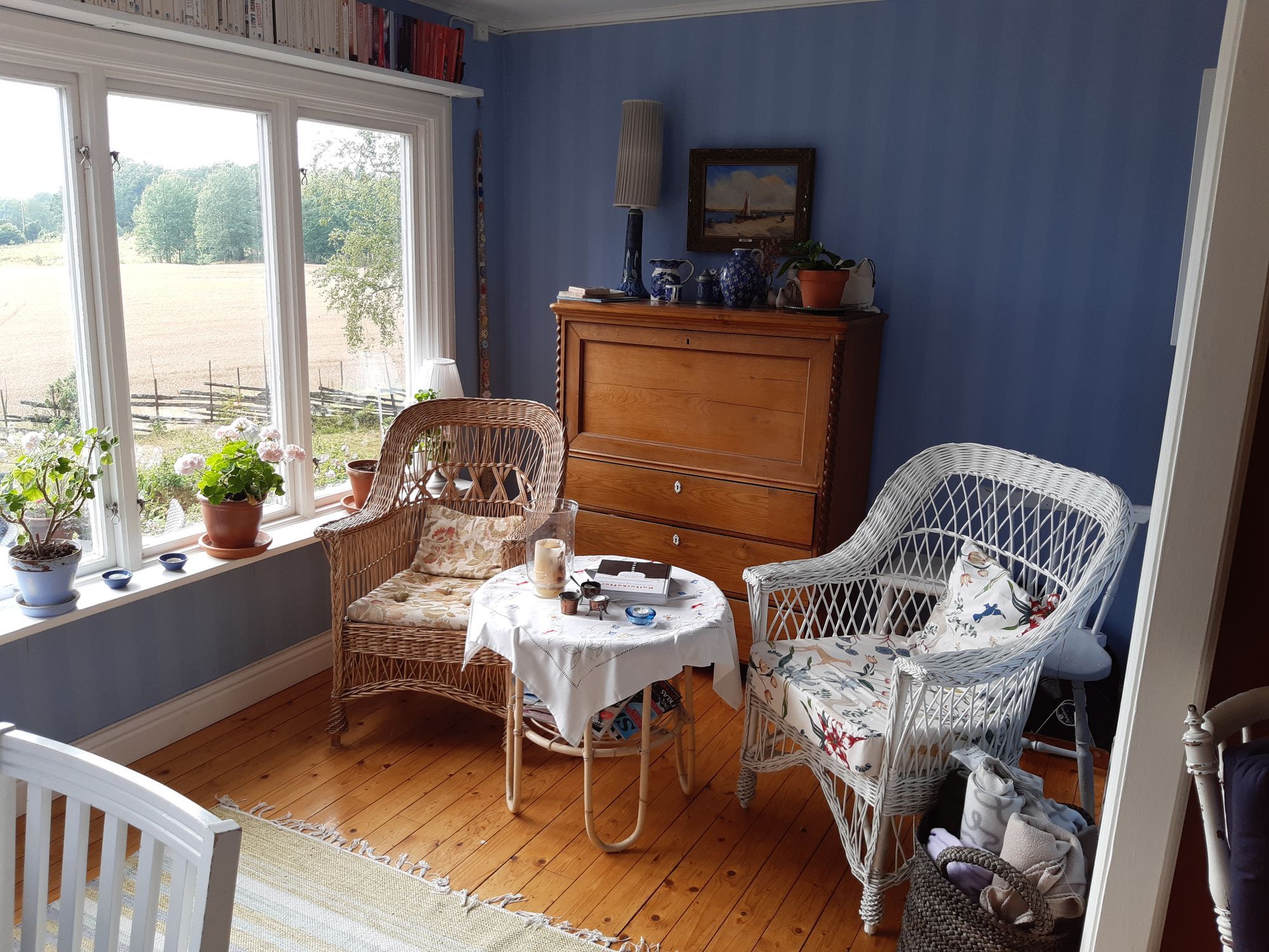 Hus med utsikt över havsvik, vissa veckor o dagar – bild 9 av 23