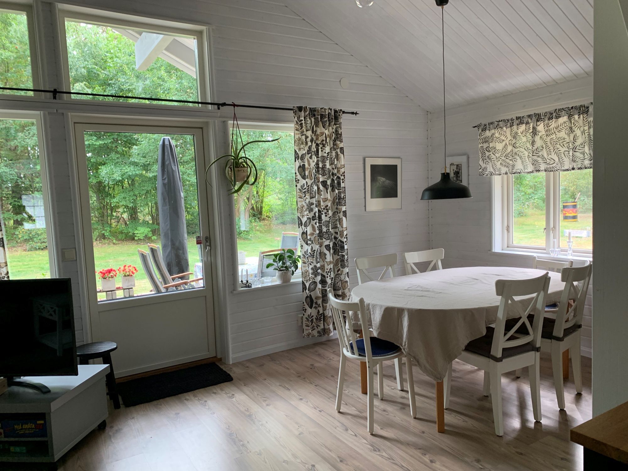 Modernt fritidshus med annex strax norr om Brösarp – bild 8 av 21