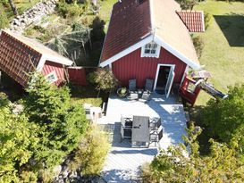 Mysig stuga uthyres precis intill havet