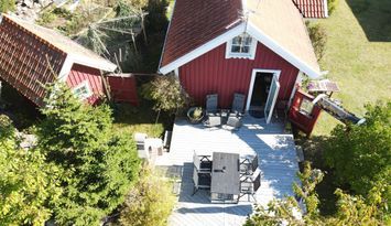 Mysig stuga uthyres precis intill havet