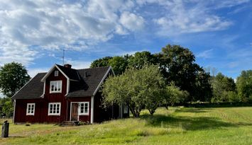 Stuga med fantastisk omgivning och vattenmiljö