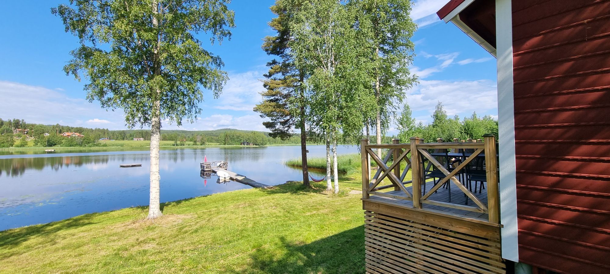 Mysig stuga med strandtomt nära Järvsöbacken – bild 2 av 24