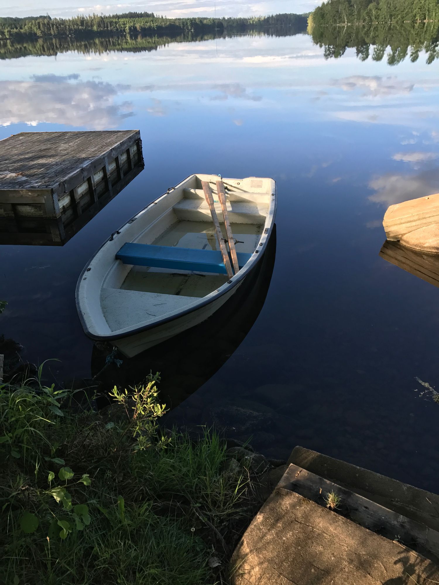 Liten röd stuga mellan två sjöar – bild 9 av 19