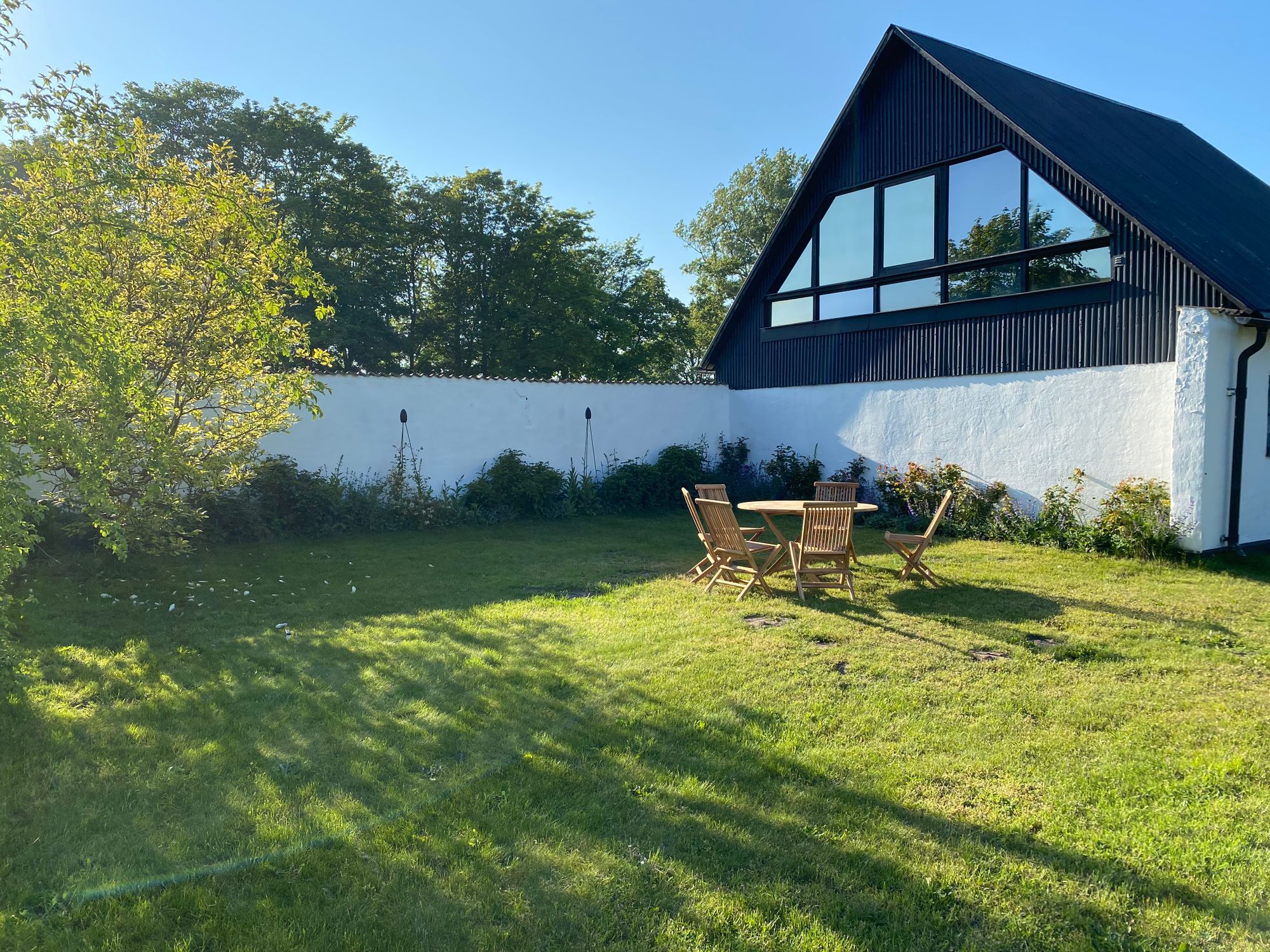 Gård nära Ale Stenar och havet – bild 6 av 19