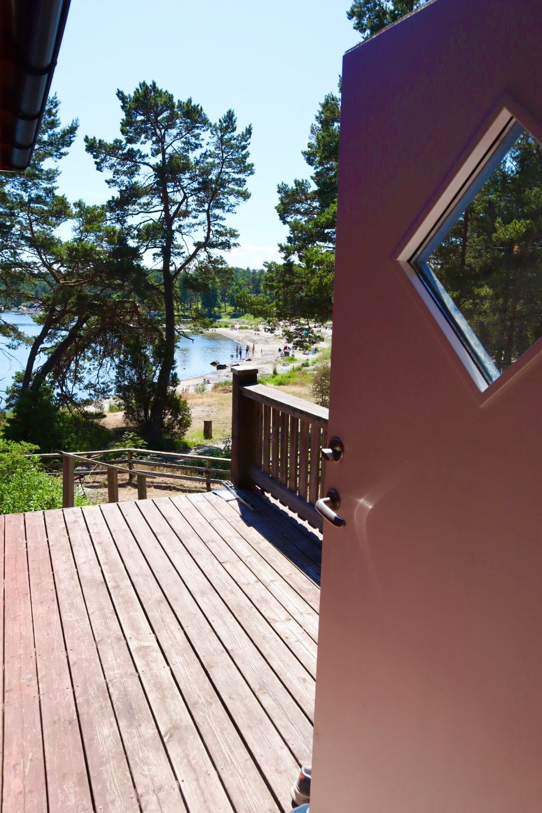 Röd liten stuga med drömläge precis vid stranden – bild 7 av 19