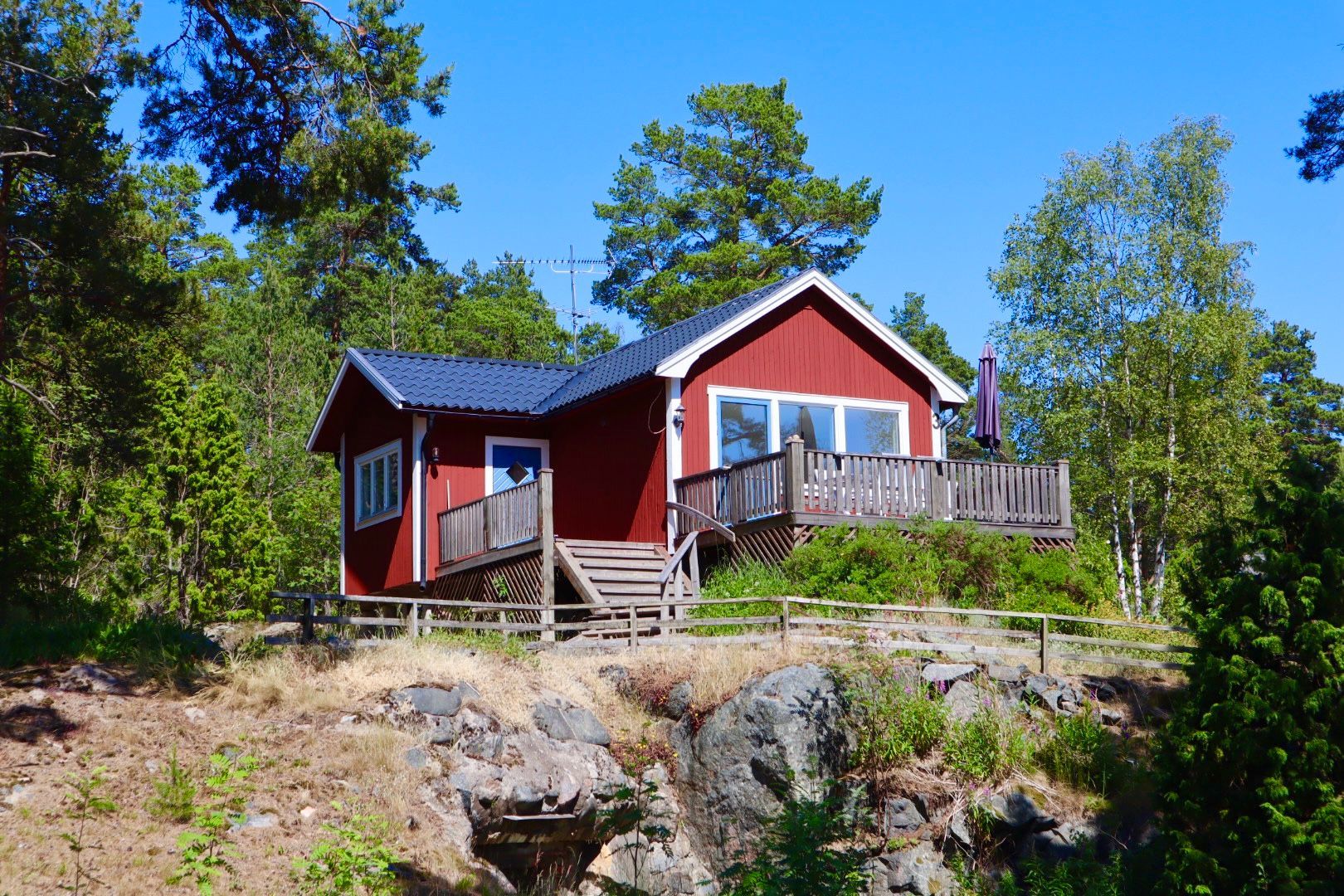 Röd liten stuga med drömläge precis vid stranden – bild 2 av 19