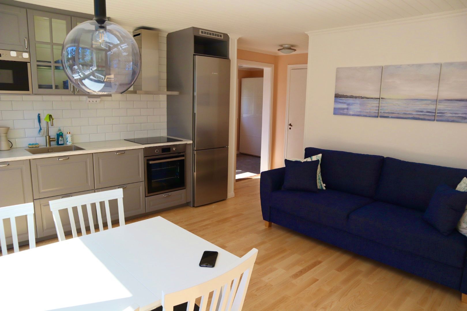 Röd liten stuga med drömläge precis vid stranden – bild 11 av 19