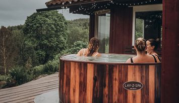 Lantlig pärla med bastu, spabad och naturnära läge