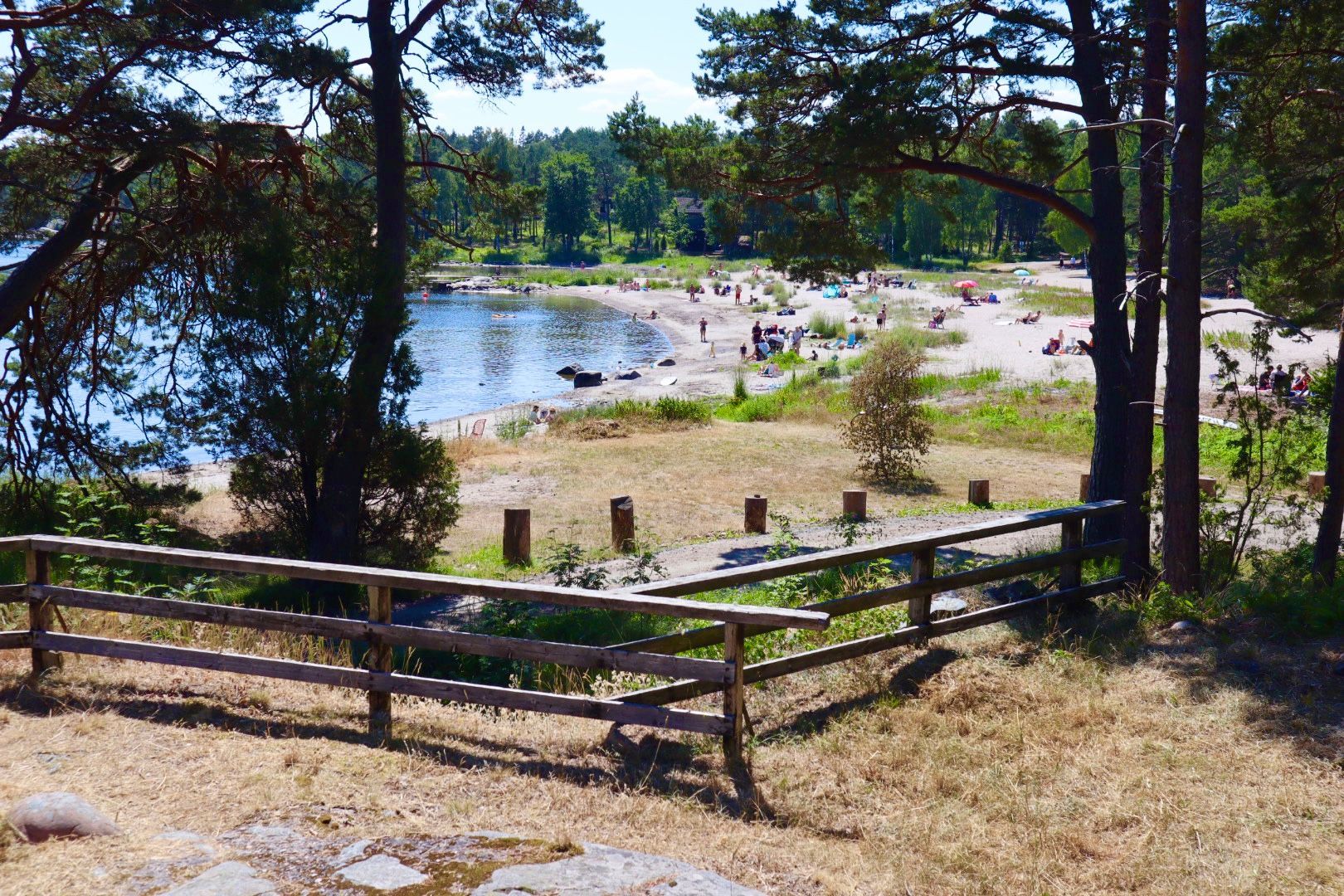 Röd liten stuga med drömläge precis vid stranden – bild 5 av 19