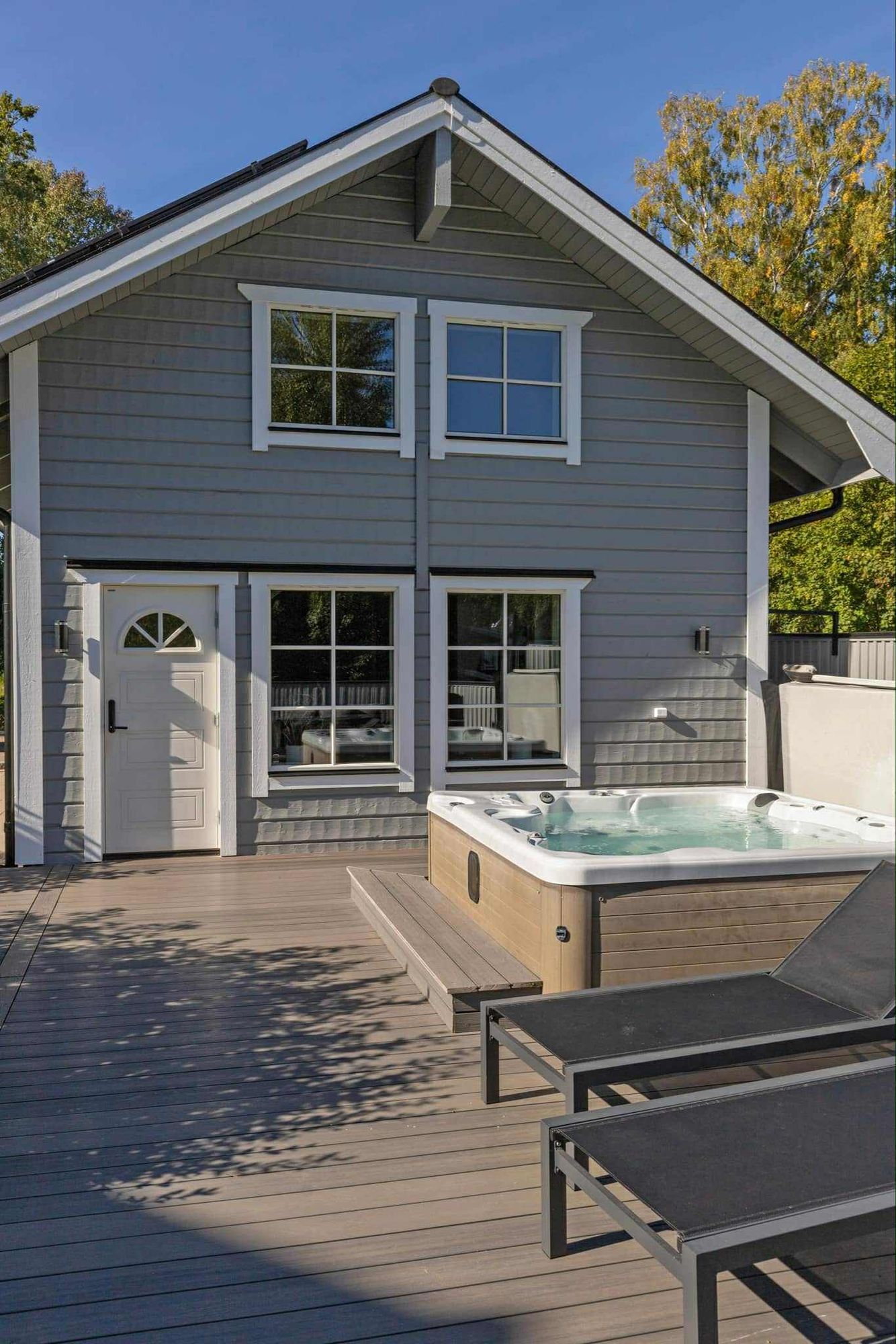 Spastuga med jacuzzi och vedeldad bastu