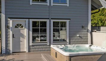 Spastuga med jacuzzi och vedeldad bastu