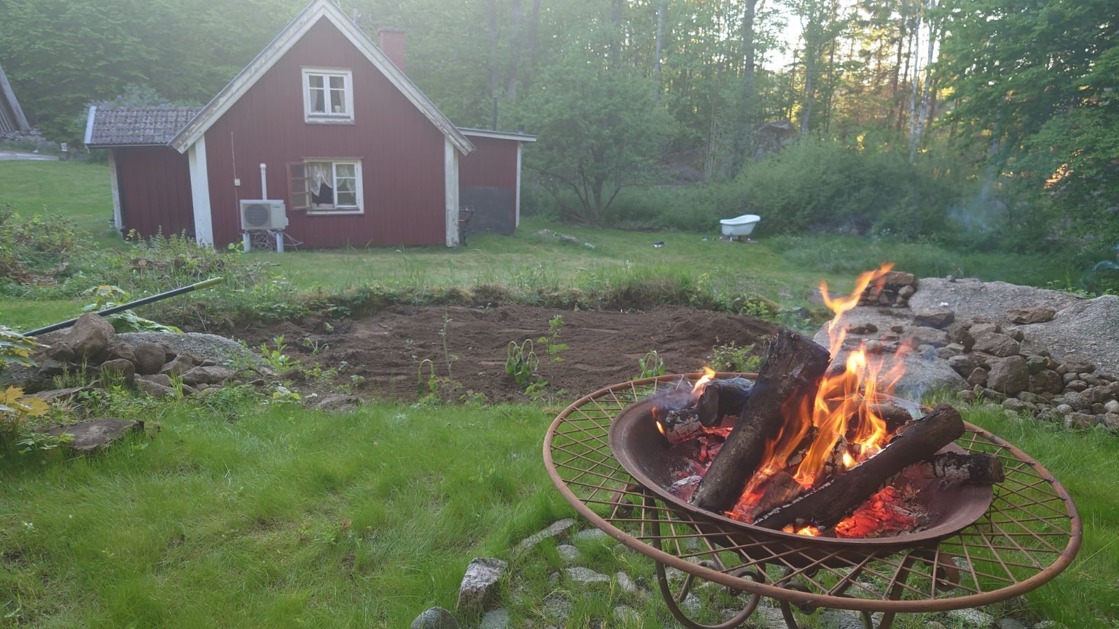 Stuga i idyllisk skogsmiljö – bild 5 av 24