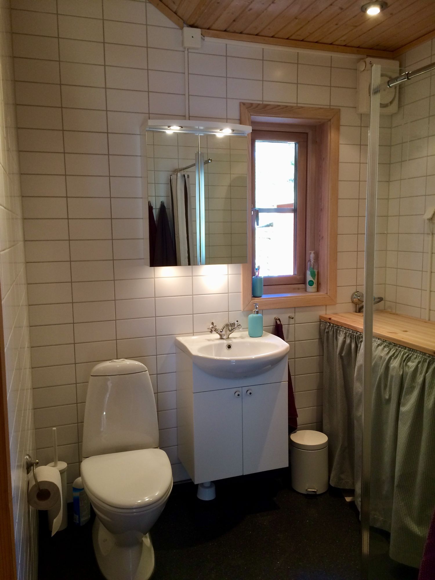 Stuga, Orust, Bohuslän, lugnt läge, skog, havsnära – bild 13 av 23