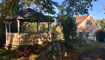 Charmigt hus vid vattnet, österlen/vattenriktet