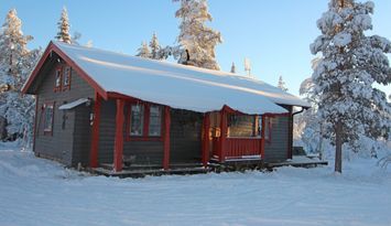 Mysig stuga med lugnt naturskönt läge.