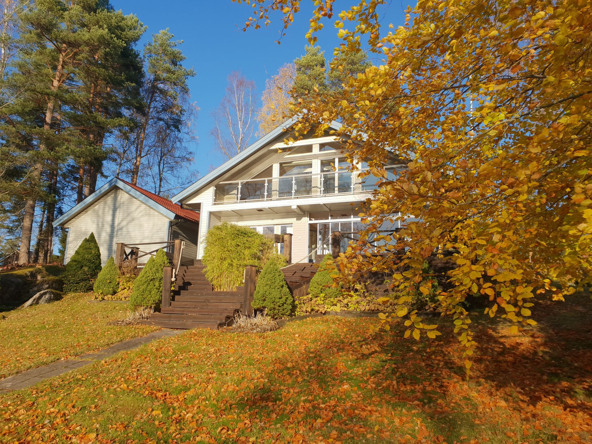 Mysig stor Villa med egen brygga vid sjö och natur – bild 18 av 24
