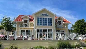 Nybyggd villa med sjötomt och egen brygga