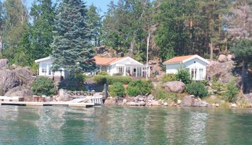 Modernt skärgårdshus på sjötomt i Gryts skärgård