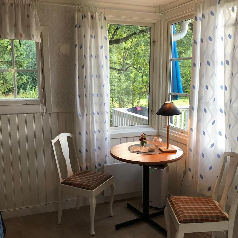 Mysig lillstuga i östra Värmland – bild 2 av 9
