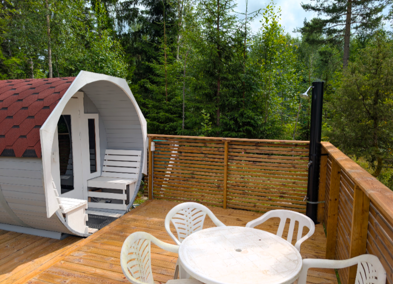 Åretrunt stuga med vedeldad bastu nära strand – bild 4 av 24