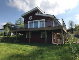 Modernt sommarhus vid sjön utöver det vanliga