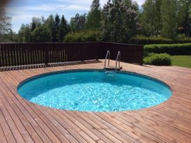 Stuga med pool