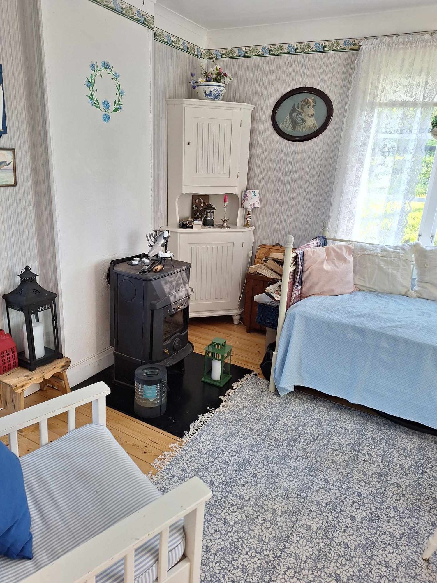 Mysig stuga med sjötomt på småländska höglandet – bild 17 av 24