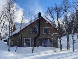 Miljövänlig fjällstuga med utsikt över Hamrafjäll