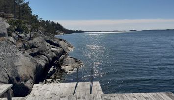 Havsnära skärgårdshus med stor 360° solterrass