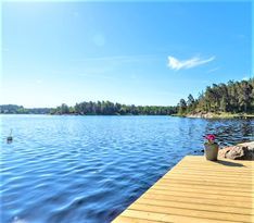 Modernt fritidshus med egen brygga vid havet