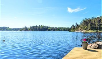 Modernt fritidshus med egen brygga vid havet
