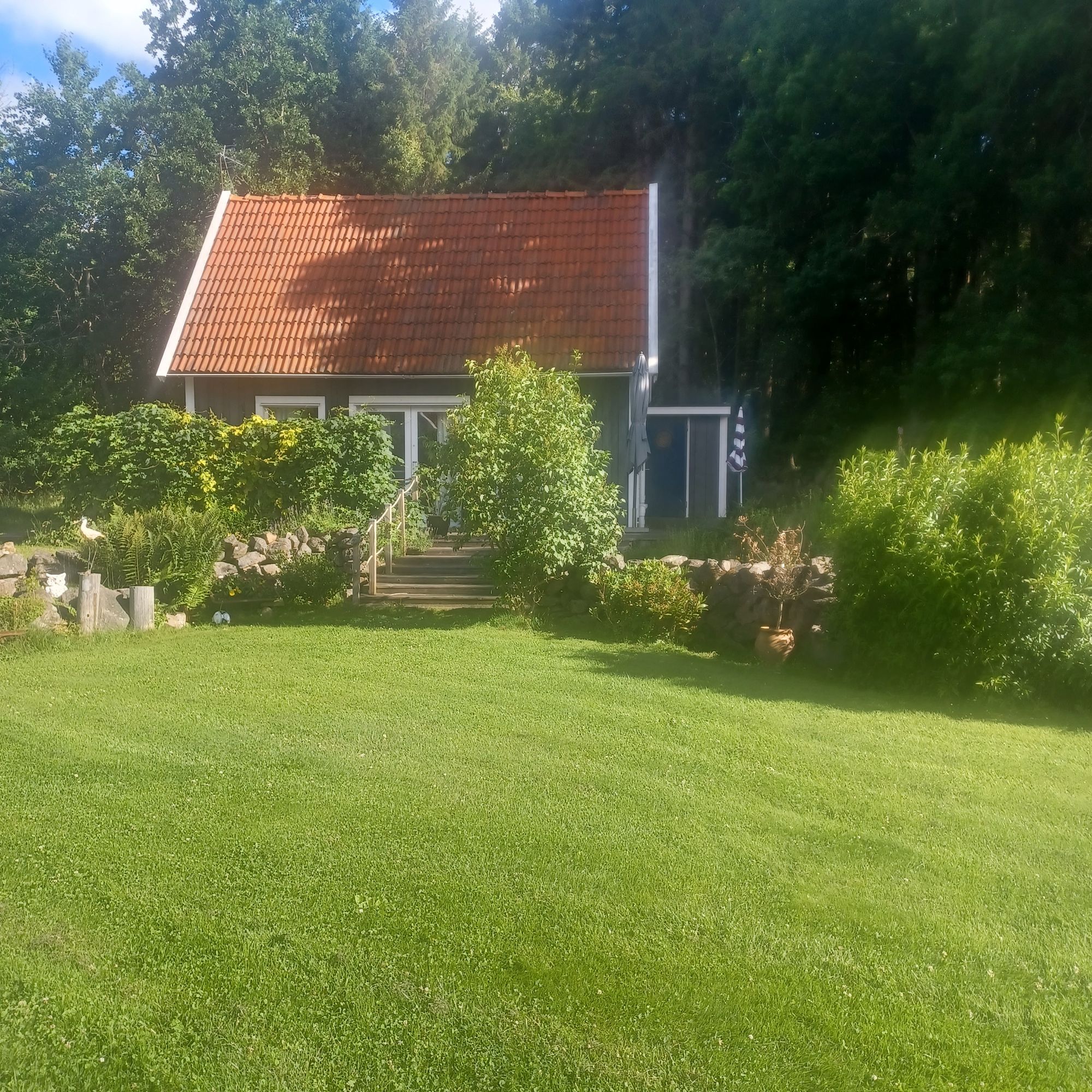 Stuga strax öster om Varberg på västkusten