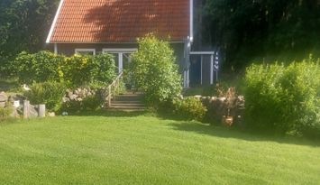 Stuga strax öster om Varberg på västkusten