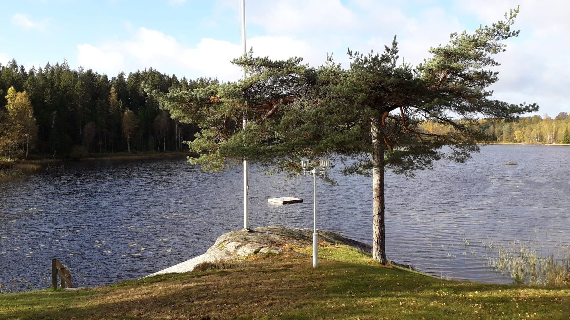Stuga med sjöläge i Småland – bild 6 av 19