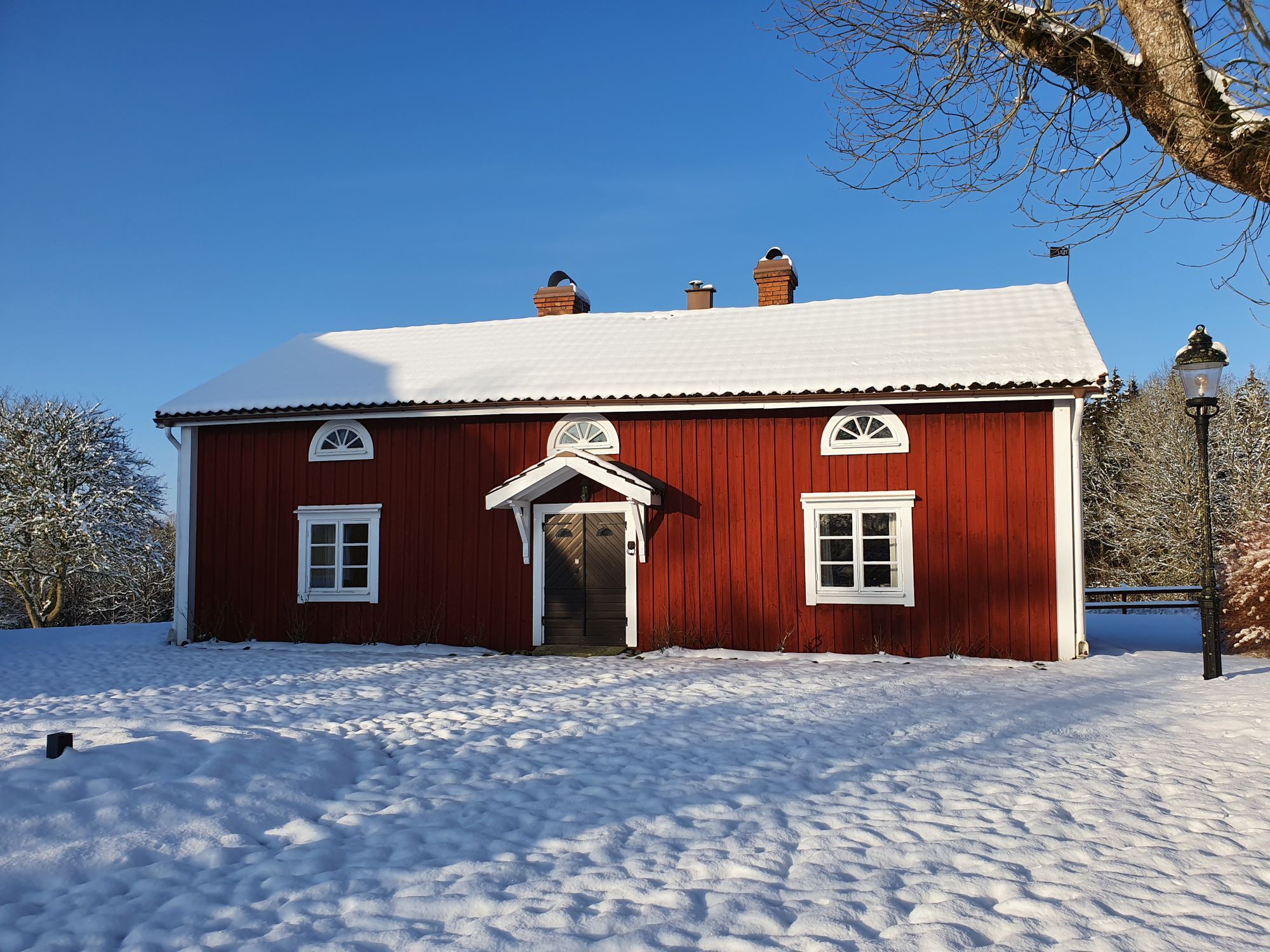 Stuga på landet vid fin natur – bild 2 av 24