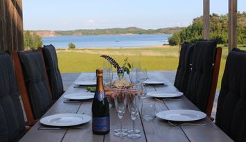 Modernt havsnära hus med magisk utsikt