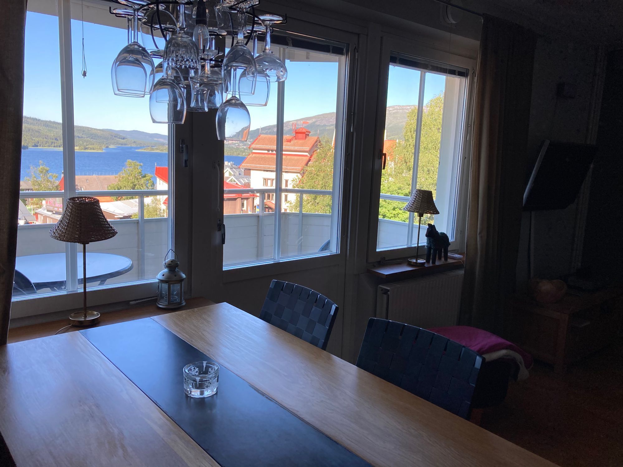 Fantastisk utsikt & ski in/ski out i centrala Åre! – bild 3 av 11