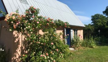 Stenhus nära hav och natur i Kappelshamn