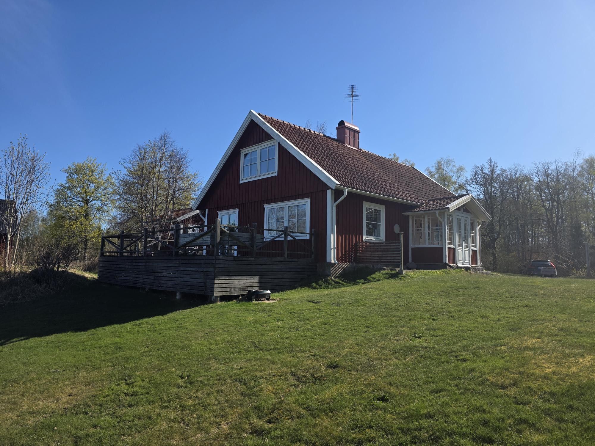 Mysigt hus i avskilt läge med utsikt över sjö. – bild 9 av 15