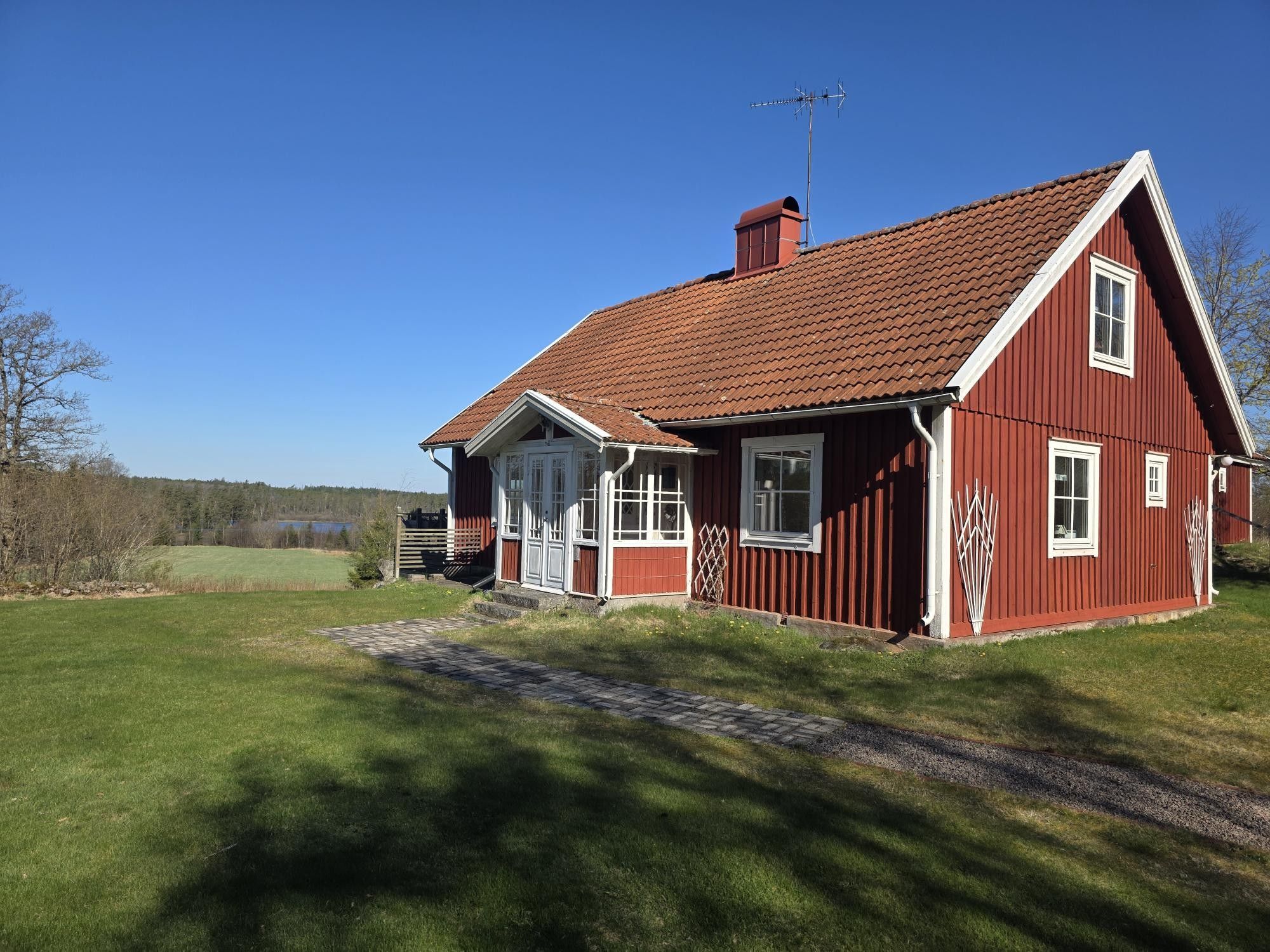 Mysigt hus i avskilt läge med utsikt över sjö. – bild 11 av 15