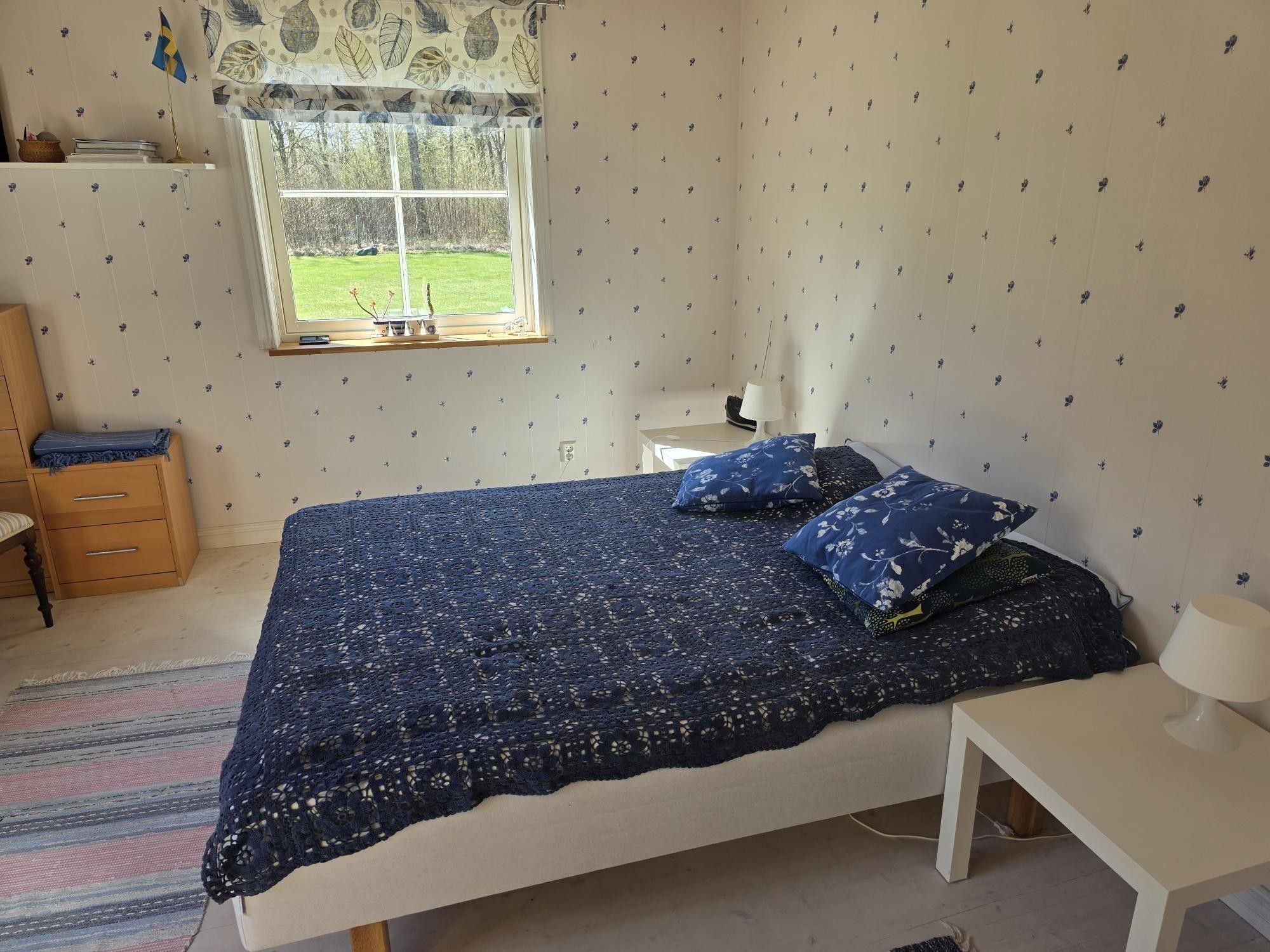 Mysigt hus i avskilt läge med utsikt över sjö. – bild 10 av 15
