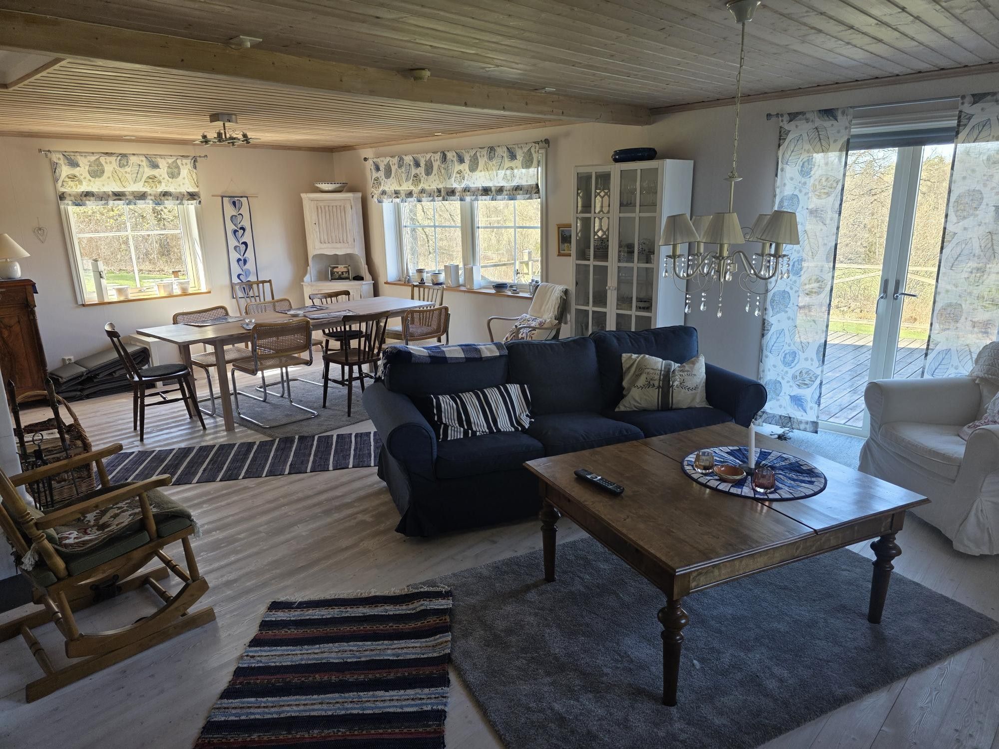 Mysigt hus i avskilt läge med utsikt över sjö. – bild 12 av 15